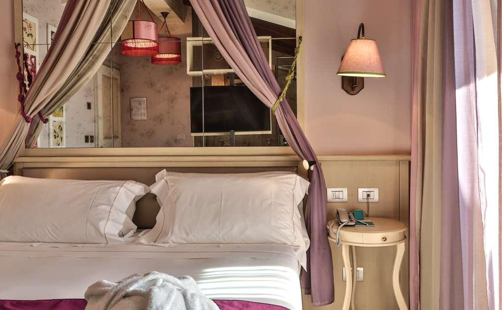 Ville Sull'Arno Firenze Rom bilde A wall-mounted light