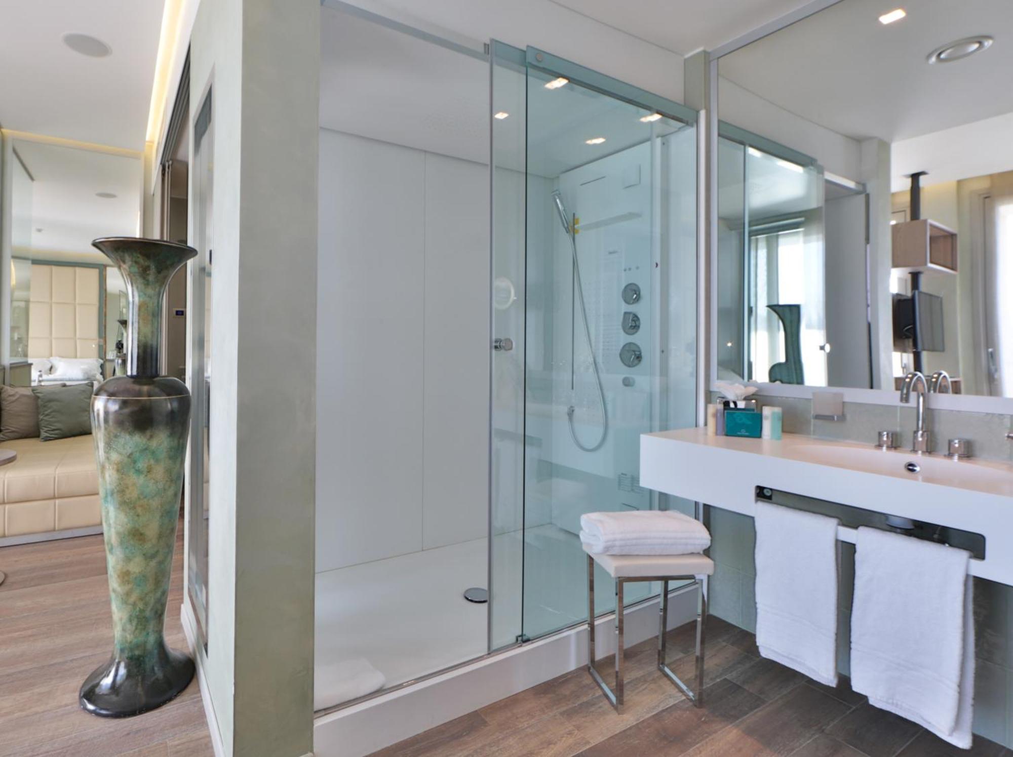 Ville Sull'Arno Firenze Eksteriør bilde A shower enclosure